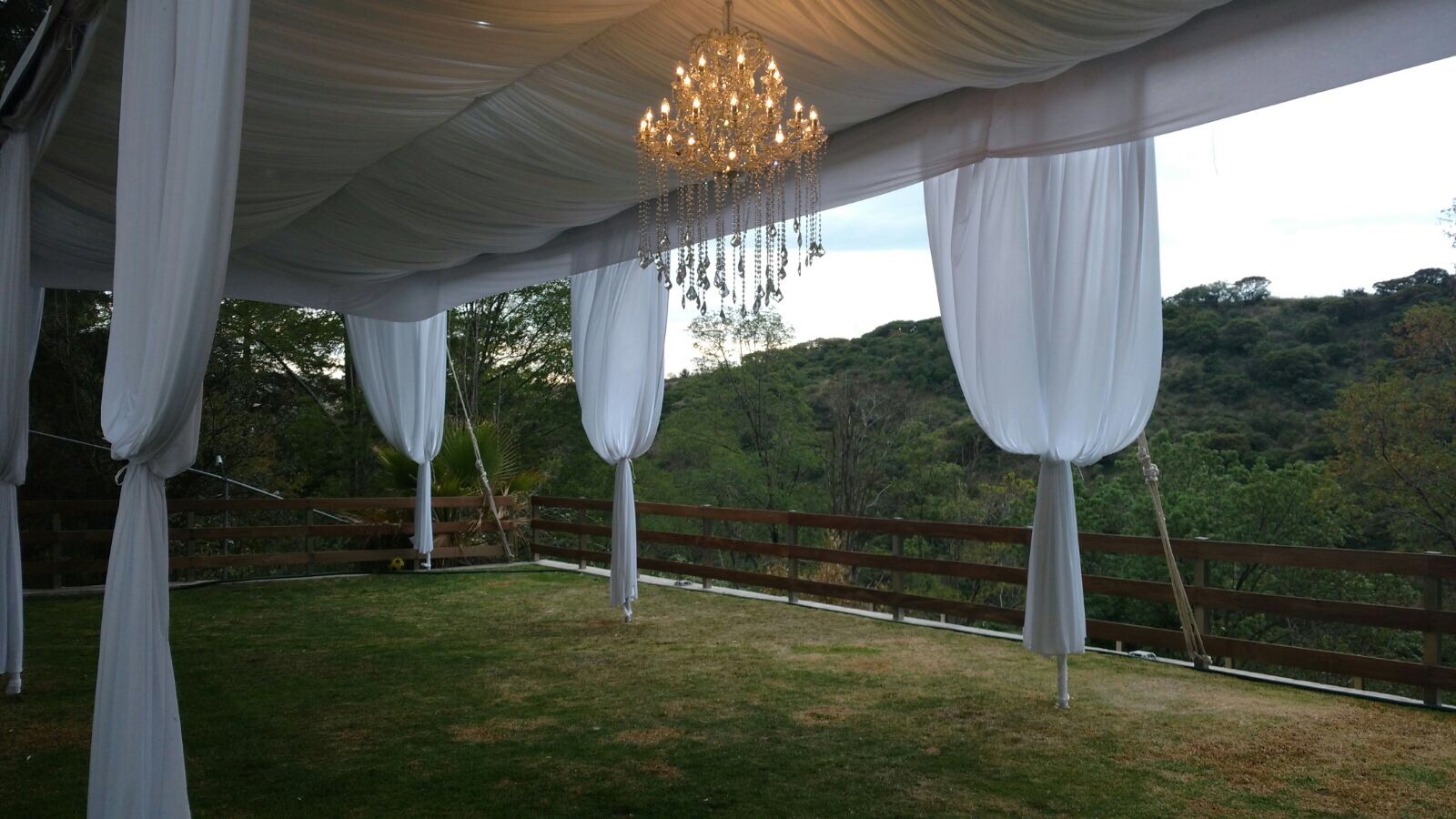 White Chandelier Set - Imagen 3